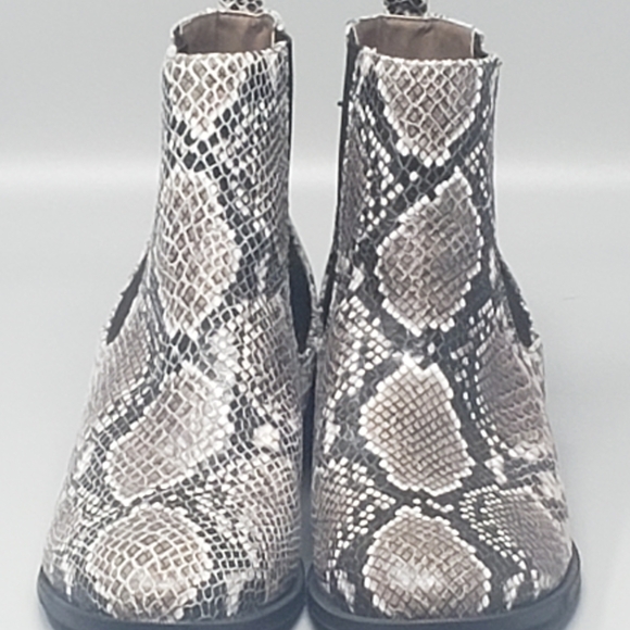 Forever 21 Chelsea Ankle Boots - Picture 9 of 9